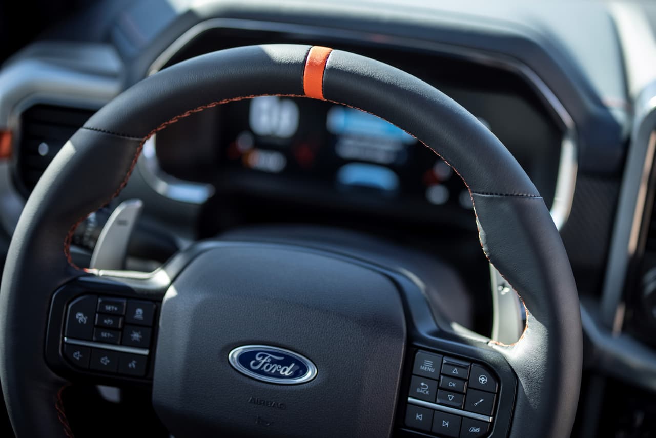 El sistema de sonido es un B&O Unleashed de 18 bocinas de la casa Bang & Olufsen, lo suficientemente potente para estar acorde al estilo y capacidades de esta pickup de alto rendimiento.