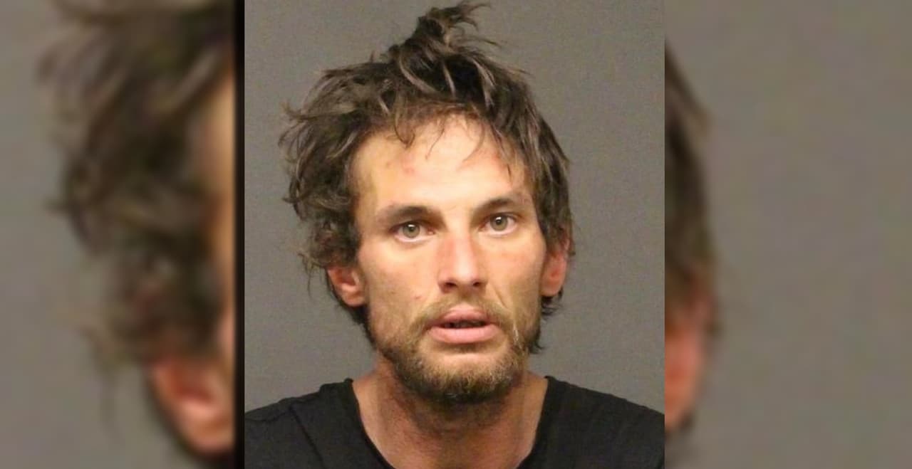 Luego de una discusión en una fiesta atropella a la novia y huye del lugar