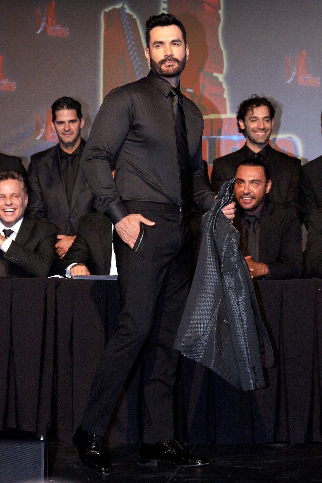 En la presentación de 'Sólo para mujeres', 
<b><a href="http://www.univision.com/temas/david-zepeda">David</a></b> aprovechó para mover la cadera como él sabe hacerlo, dando una probadita de lo que será capaz de entregarle a todas sus fanáticas que vayan a verlo.