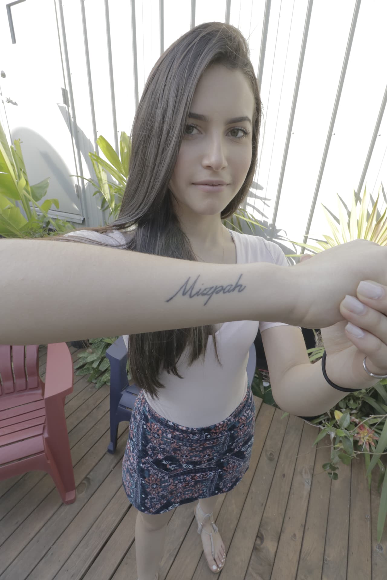Zhamira lleva la palabra "Mizpah" en el brazo derecho.
