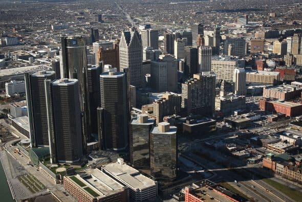 #1 Detroit, Michigan Detroit fue nombrado por el rankeo de Forbes como la ciudad más miserable en los Estados Unidos. Del segundo lugar del año pasado pasó al primer lugar en la lista de Forbes, dado que el nivel de crímenes violentos es el más alto en todo el país, con 1,052 crímenes por cada 100 mil personas, de acuerdo al FBI.