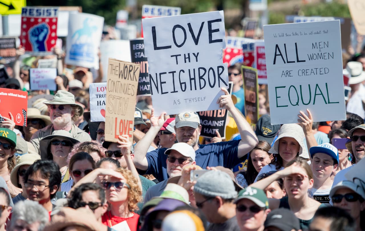 Pancartas contra el odio.