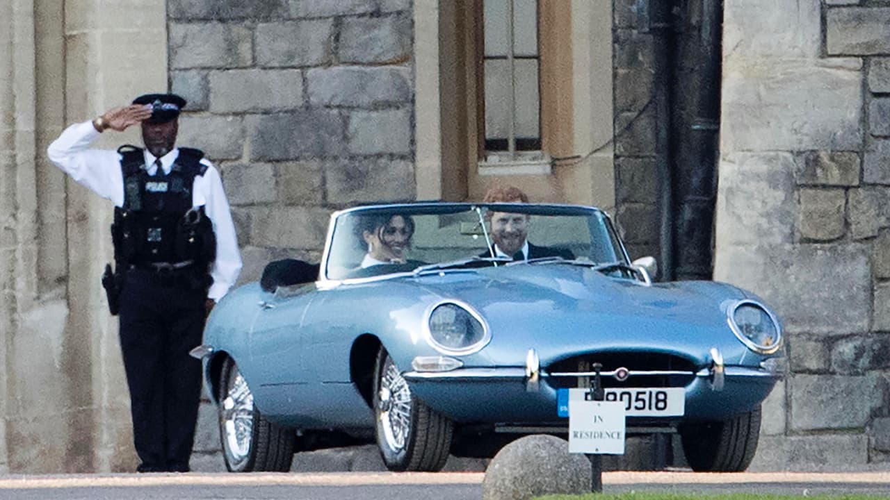 La gran sorpresa de la boda real del 
<b>principe Harry</b> de Inglaterra con la actriz estadounidense 
<b>Meghan Markle</b> fue la aparición de un espectacular
<b><a href="https://www.univision.com/noticias/autos-electricos/conoce-el-jaguar-electrico-en-harry-llevo-a-meghan-a-la-recepcion-nupcial-fotos" target="_blank"> Jaguar E-Type</a></b> (también conocido como el XK-E) convertible. Como si su fotogénica belleza no fuese suficiente especial, el E-Type modelo 1968 había sido equipado con un tren motriz 100% eléctrico que no emite ningún tipo de contaminante, por lo que Jaguar lo bautizó como el E-Type Zero. Harry