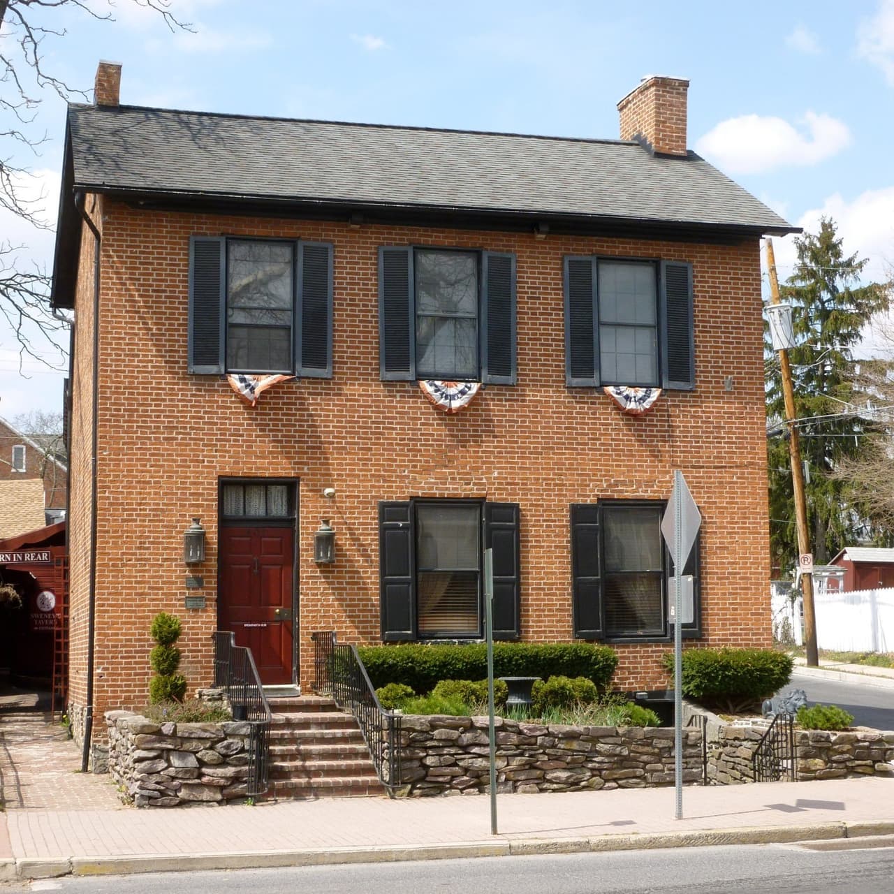 <b>Farnsworth House Inn (Weedville)</b>: Los huéspedes del Farnsworth House Inn vivirán una experiencia espeluznante. El lugar, que una vez fue utilizado como refugio para francotiradores confederados y un hospital improvisado después de la Batalla de Gettysburg, ahora se considera uno de los lugares más embrujados de Estados Unidos.