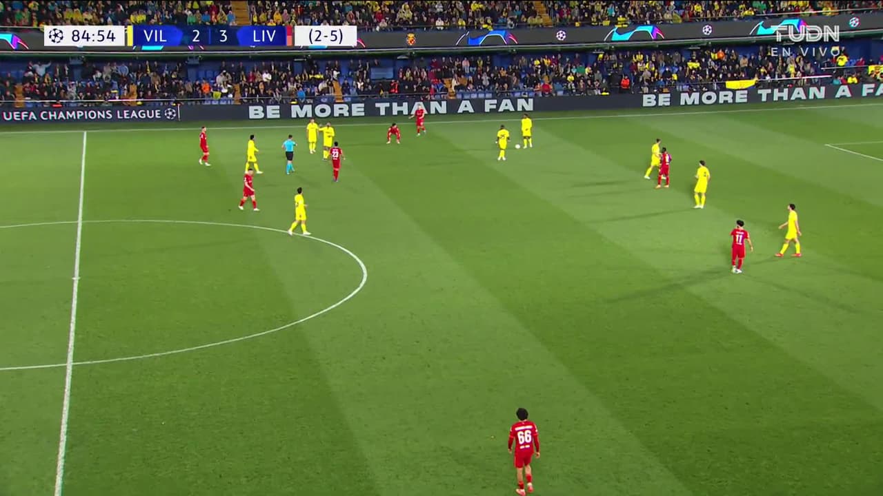 ¡Tarjeta Roja! Etienne Capoue recibe la segunda amarilla y se va del juego.