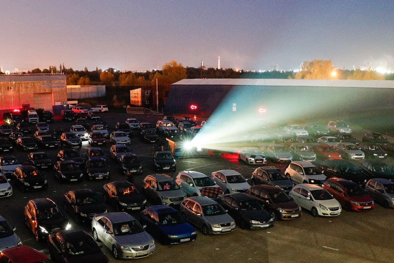 <b>El regreso del autocine.</b> Desde sus carros, los espectadores disfrutan de la primera proyección de un autocine en Kaliningrado, Rusia, abierto especialmente por la pandemia. Los autocines, muy populares unas cuantas décadas atrás, han resurgido como una alternativa de entretenimiento durante la crisis. 8 de mayo.