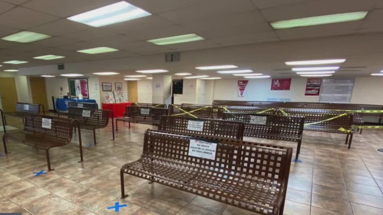 El Consulado de México en Houston reabre sus puertas parcialmente durante la crisis del coronavirus