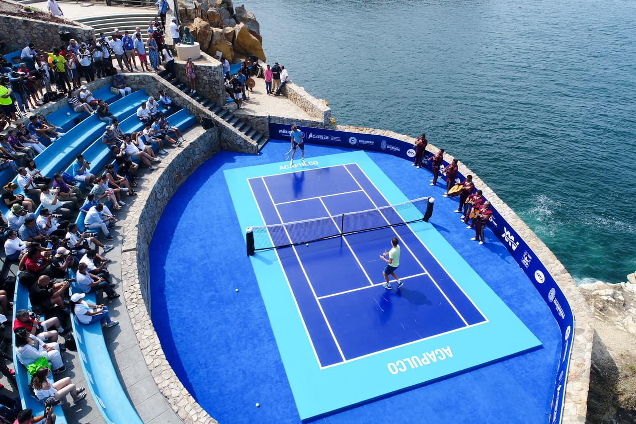 El alemán Alexander Zverev y el austriaco Dominic Thiem llegaron en helicóptero a un acantilado de Acapulco, cercano a la popular zona de La Quebrada, donde jugaron un partidito de exhibición y fueron recibidos con mariachis por el director del torneo, Raúl Zurutuza, horas antes del inicio de actividades del cuadro principal.