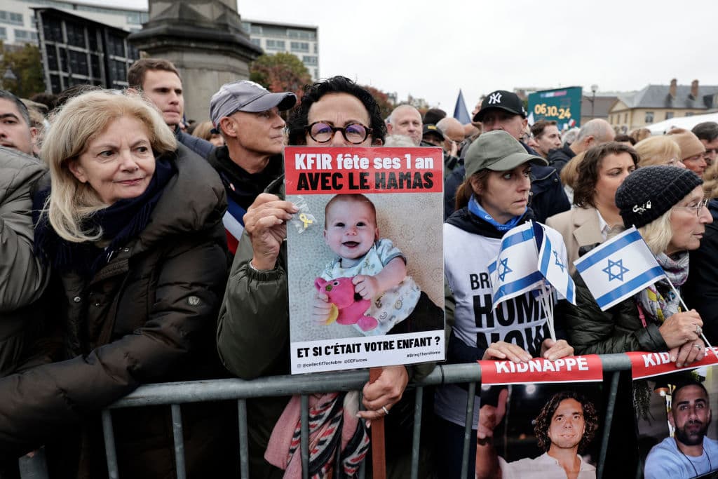 Imagen de una manifestante proisraelí en París con una foto de Kfir. (Photo by STEPHANE DE SAKUTIN / AFP) (Photo by STEPHANE DE SAKUTIN/AFP via Getty Images)