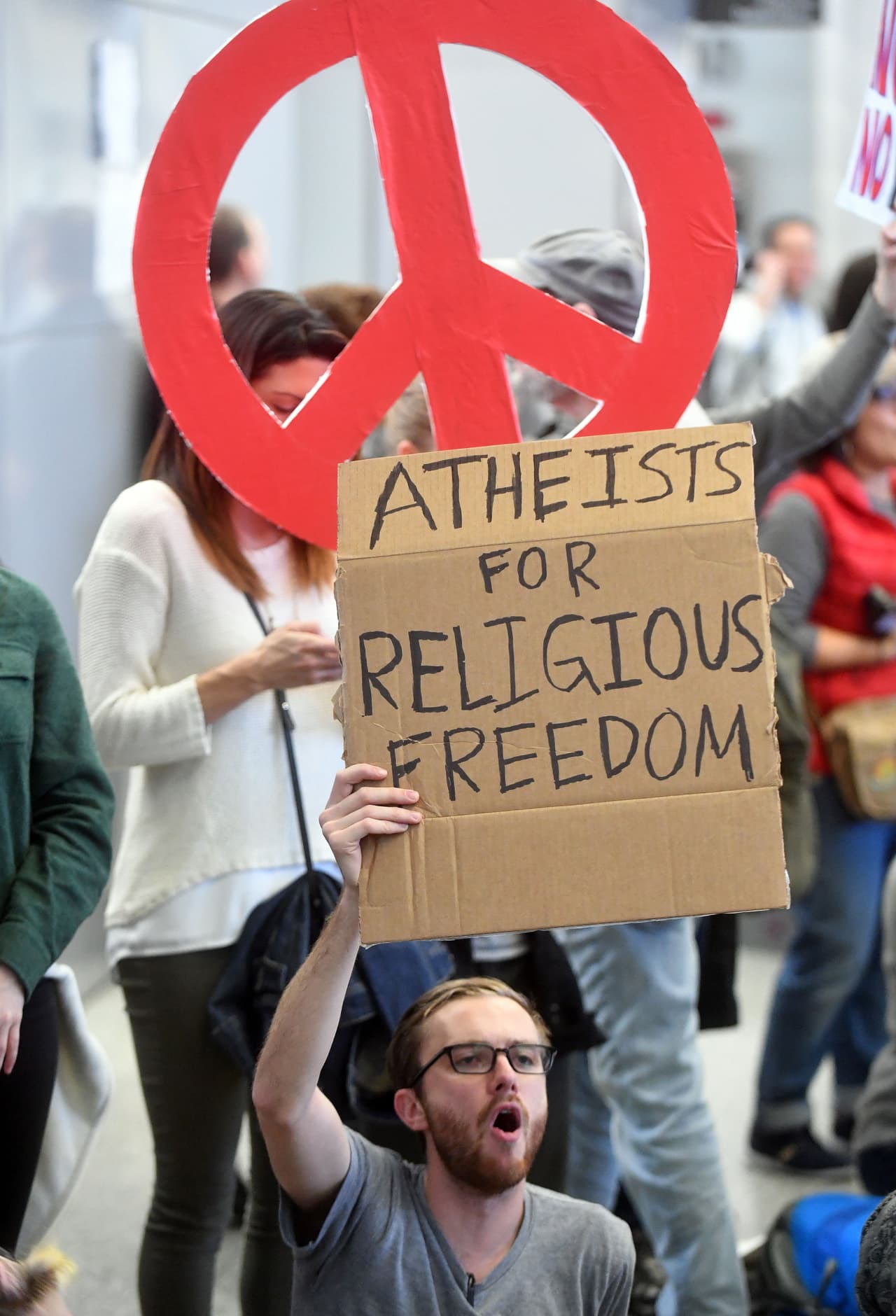 Manifestantes se reunieron en el aeropuerto internacional de San Francisco para protestar contra la orden ejecutiva firmada por el presidente Donald Trump que prohíbe la entrada de inmigrantes de siete países con mayoría musulmana a Estados Unidos durante los siguientes 90 días.