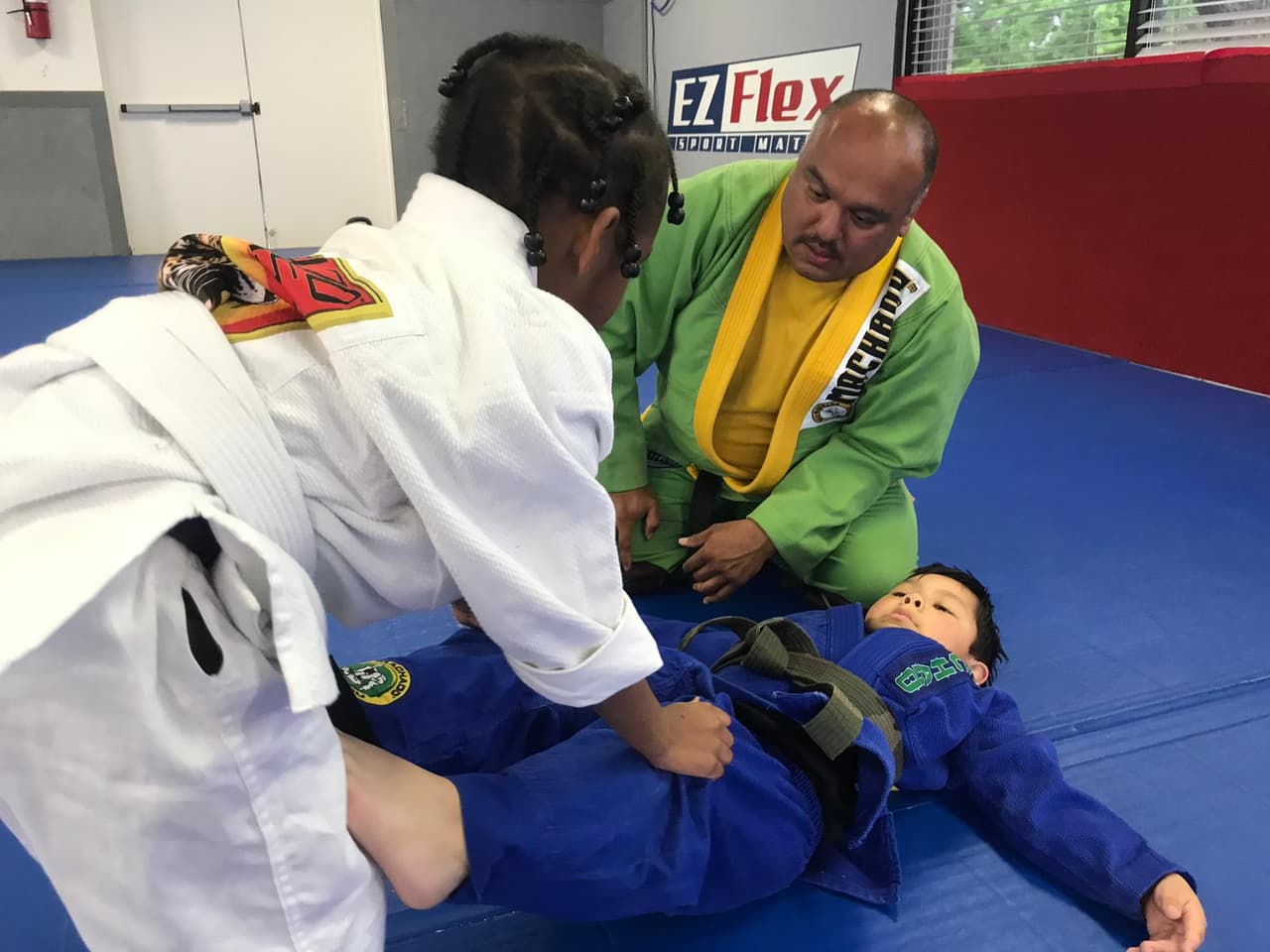 El Jiu Jitsu te enseña a utilizar la fuerza de ellos en contra de ellos mismos.
<br>