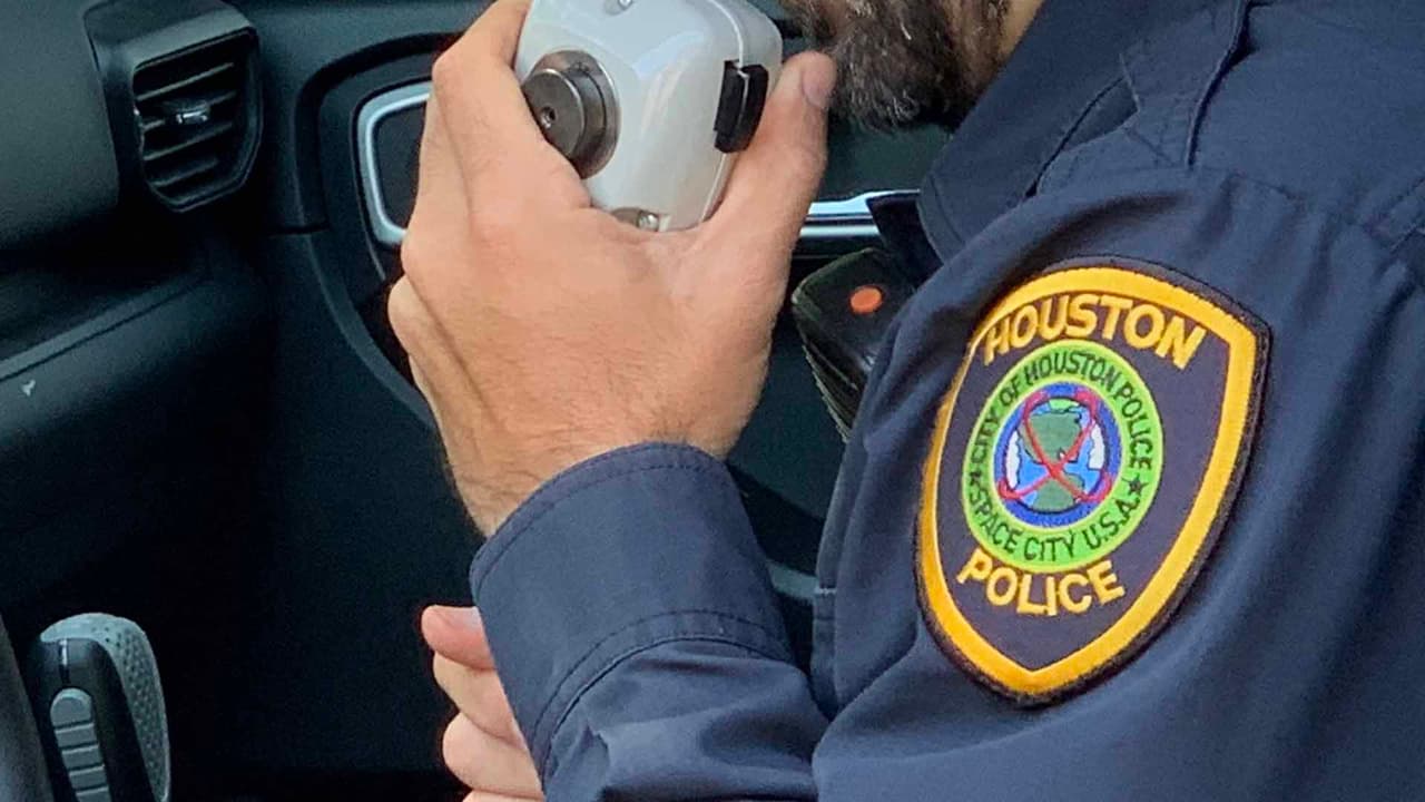 “Si no ves las llantas del vehículo que va enfrente de ti quiere decir que vas muy cerca por lo que tienes que alejarte para guardar distancia”, recomendó Robles.