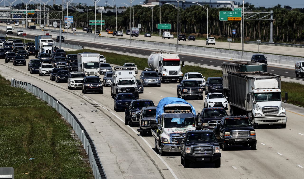 El fiscal general Jeff Sessions indicó que Sayoc enfrenta hasta 48 años de cárcel. El FBI indicó que los explosivos enviados en sobres por correo "no son artefactos falsos". El traslado de la van incautada a Sayoc fue ampliamente difundido por los medios.