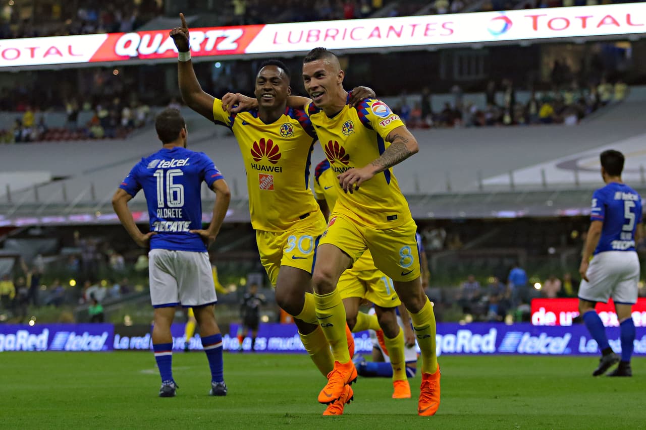 <b>10. América 2-1 Cruz Azul</b> (31 de marzo de 2018), goles de Mateus Uribe (derecha) y Cecilio Domínguez para América, y gol de Édgar Méndez para Cruz Azul.