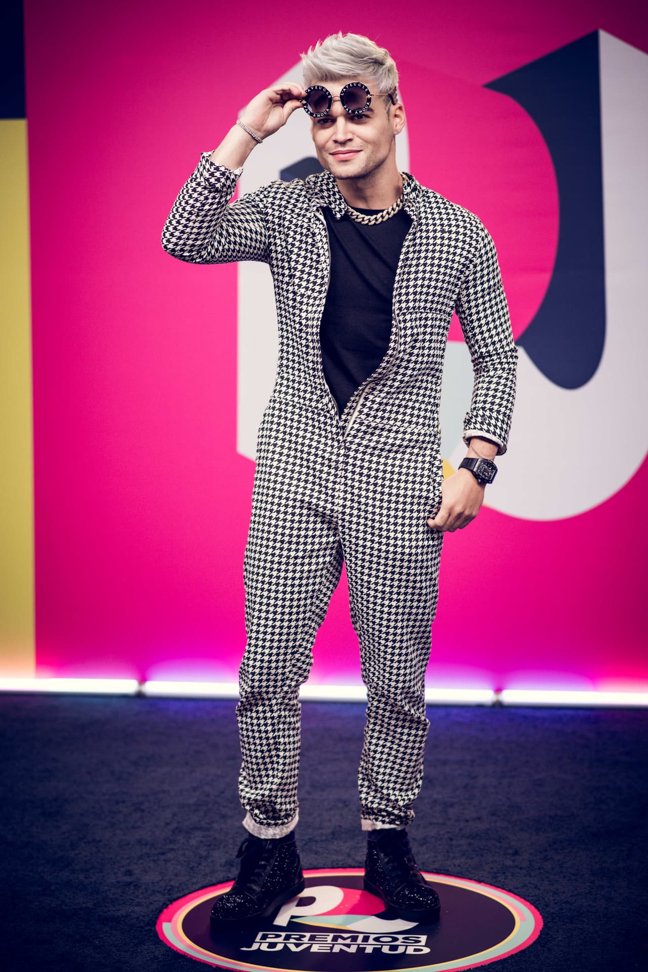 iZaak llevó su estilo urbano por la alfombra azul con un overol a cuadros.