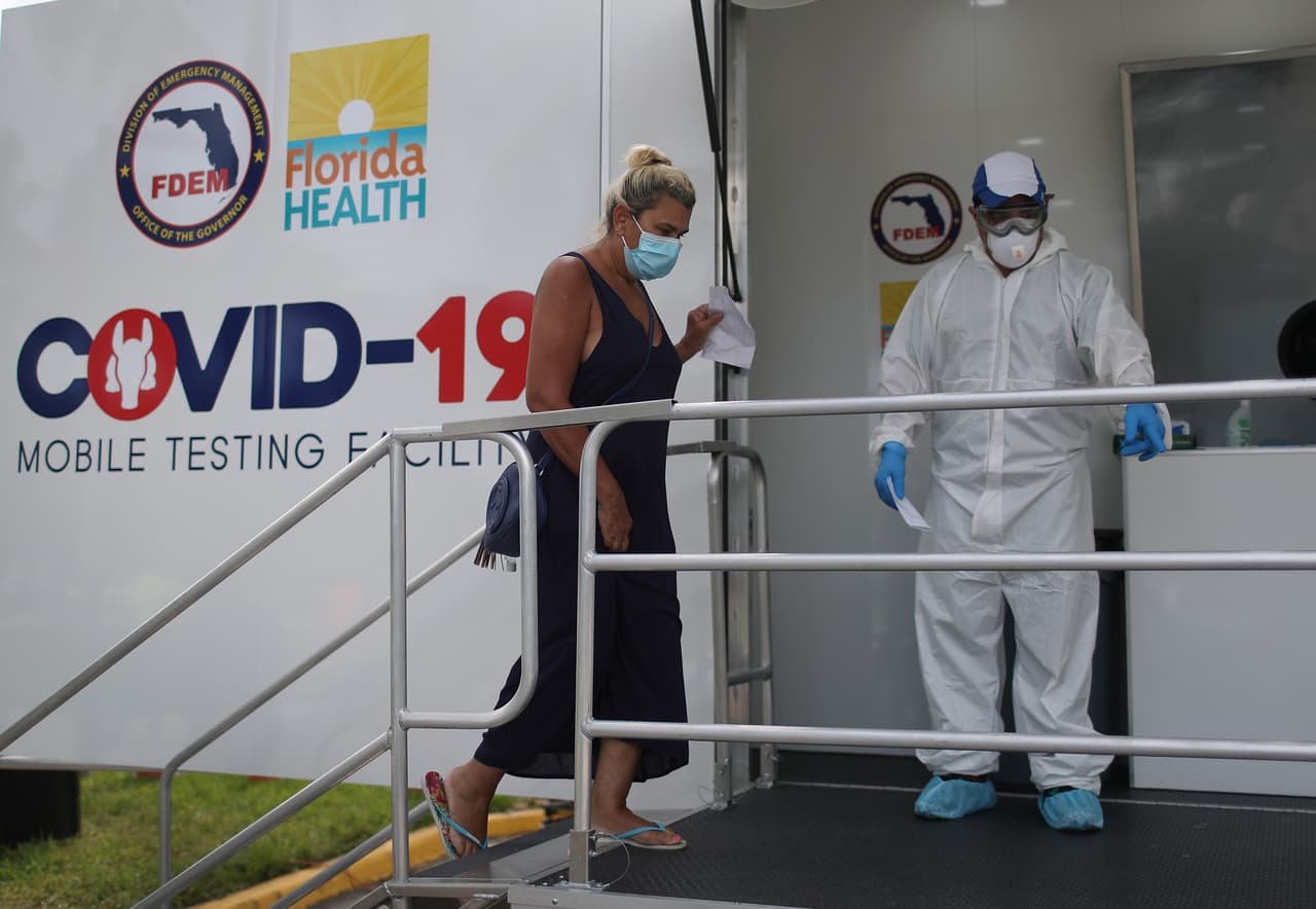 Una residente de la Florida asiste a un centro de salud para hacerse la prueba de covid-19.