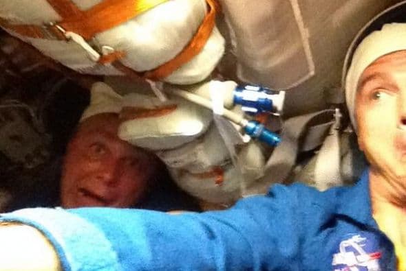 A veces, es mejor tener diversión ... especialmente cuando te sientas en tu nave espacial de verdad por primera vez! Fotos: @astro_reid