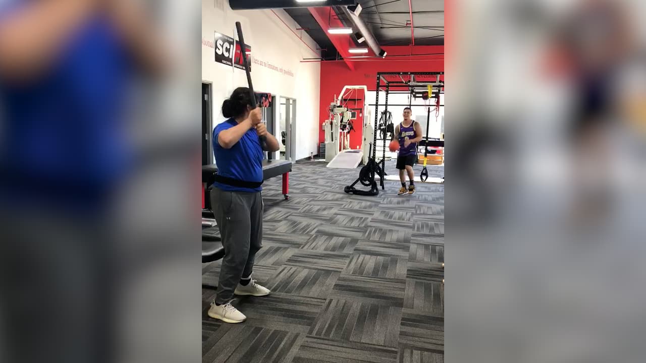 Le dijeron que no volvería a caminar, pero tras año de terapia intensiva hoy ya entrena su deporte favorito