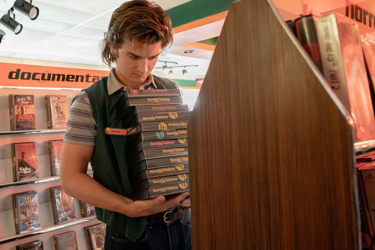 Se trata de una referencia a la manera en la que se solía ver películas durante los ochenta: ibas a la tienda de alquiler, escogías el título del VHS de tu preferencia y lo llevabas a casa para disfrutar. Era una manera muy común de disfrutar el tiempo libre, pues tal como Robin lo menciona, el sábado es su día más ocupado.