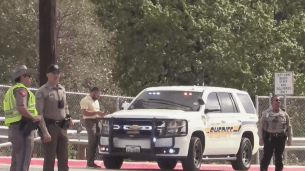 ¿Qué cargos podrían enfrentar los padres del menor que disparó a una maestra en Texas?