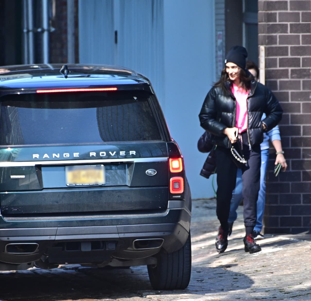 Irina Shayk se encuentra en Nueva York, donde volvió a ser vista saliendo con el comerciante de arte Vito Schnabel, con quien estaría iniciando un romance.