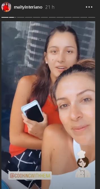 La hermana menor de Maity está de visita y juntas se divierten en casa.