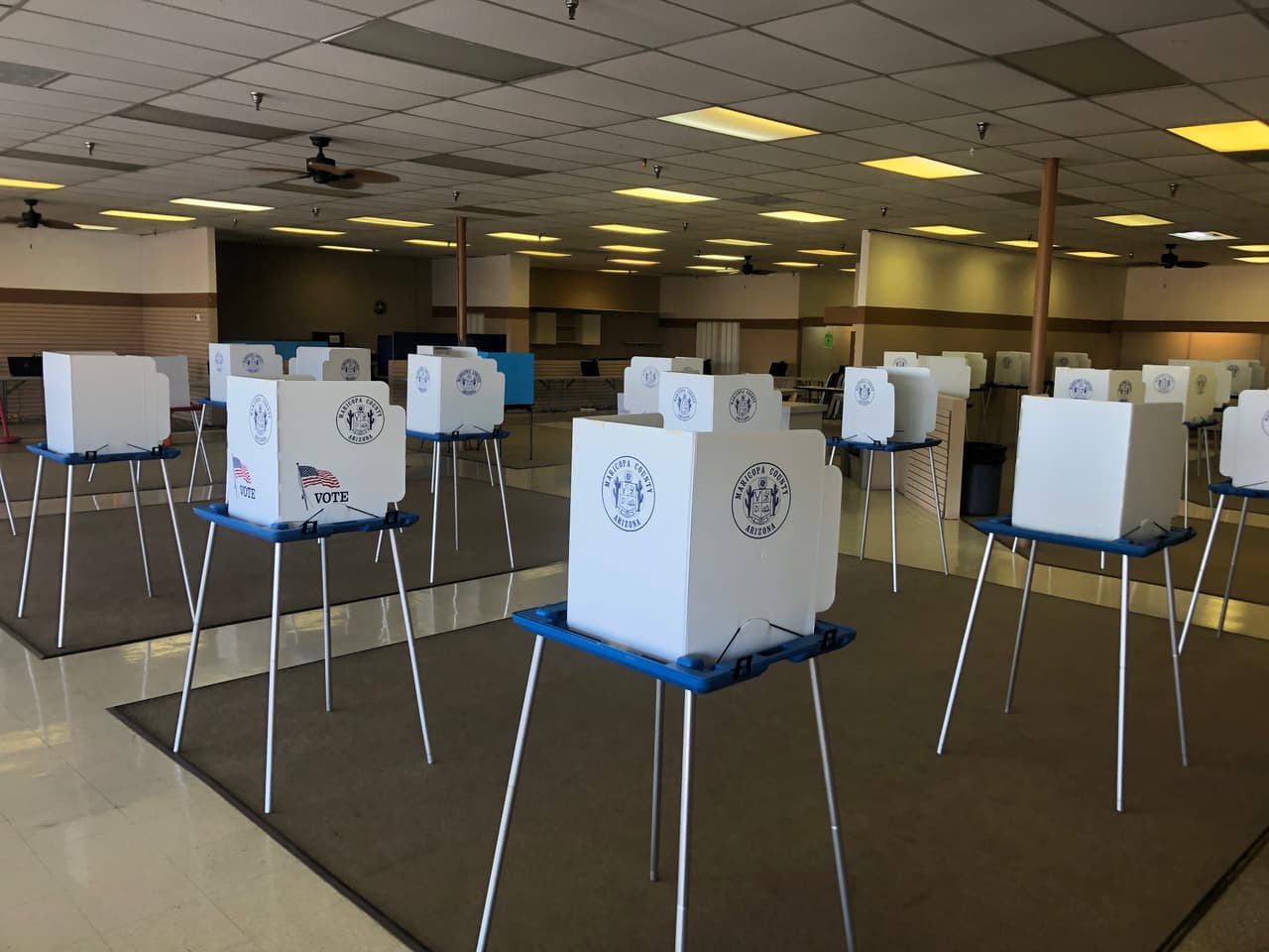 Las casillas electorales conservando la distancia se distribuyeron en este centro de 
<b>voto adelantado</b> en 
<b>Phoenix</b>. Las votaciones tempranas inician este miércoles 7 de octubre en 
<b>Arizona</b>.