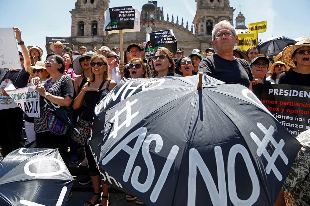Otro manifestante, Salvador Ruiz, dijo que protestaba por la cancelación de "tantos proyectos que eran viables". "Estamos retrocediendo no setenta sino mil años con este tipo", afirmó, a la vez que expresó su deseo de que el presidente "rectifique, si es que puede hacerlo, que se quite del egoísmo y de su soberbia".