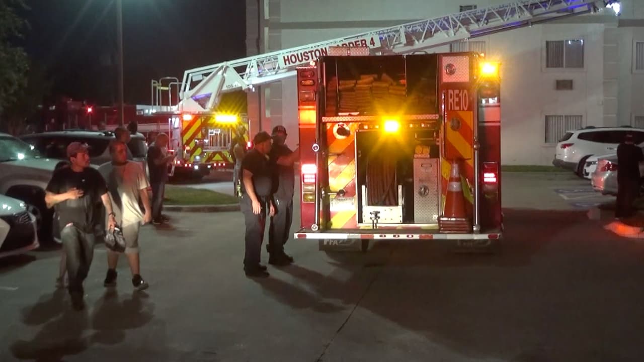Desalojan hotel al noroeste de Houston por un incendio: un huésped se quedó dormido mientras cocinaba