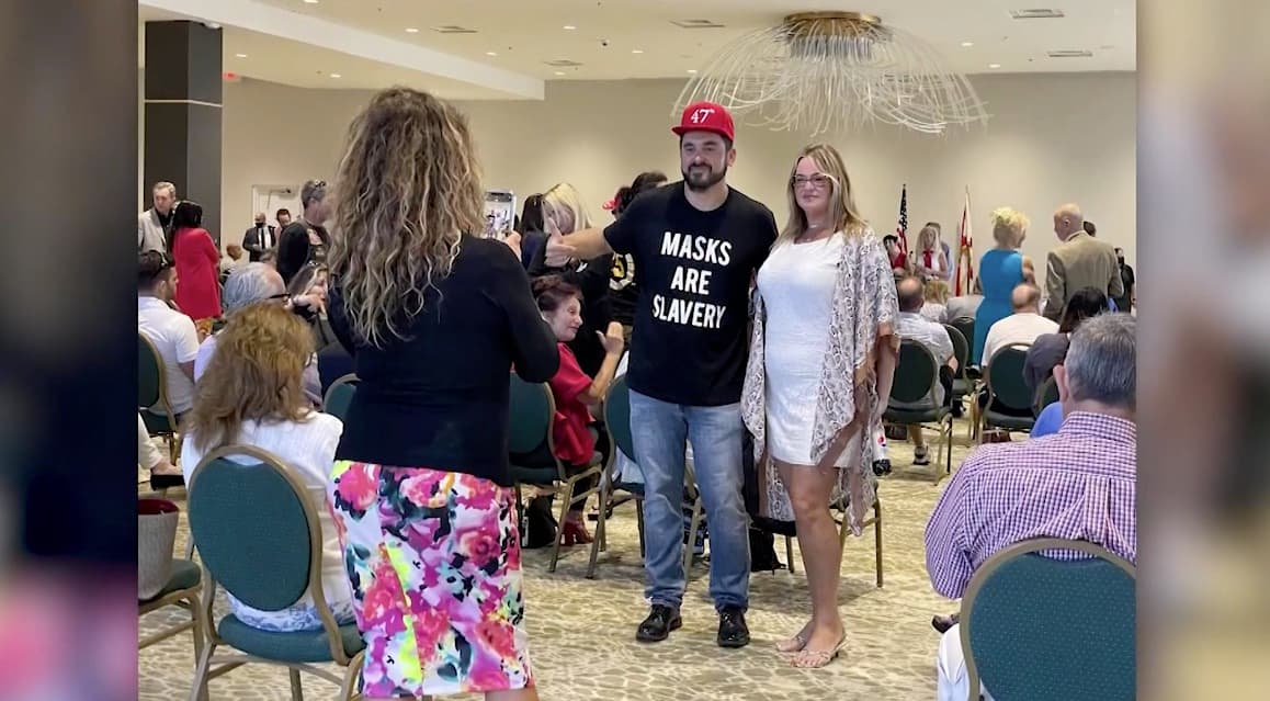 Polémica por evento del gobernador Ron DeSantis con personas sin mascarillas 