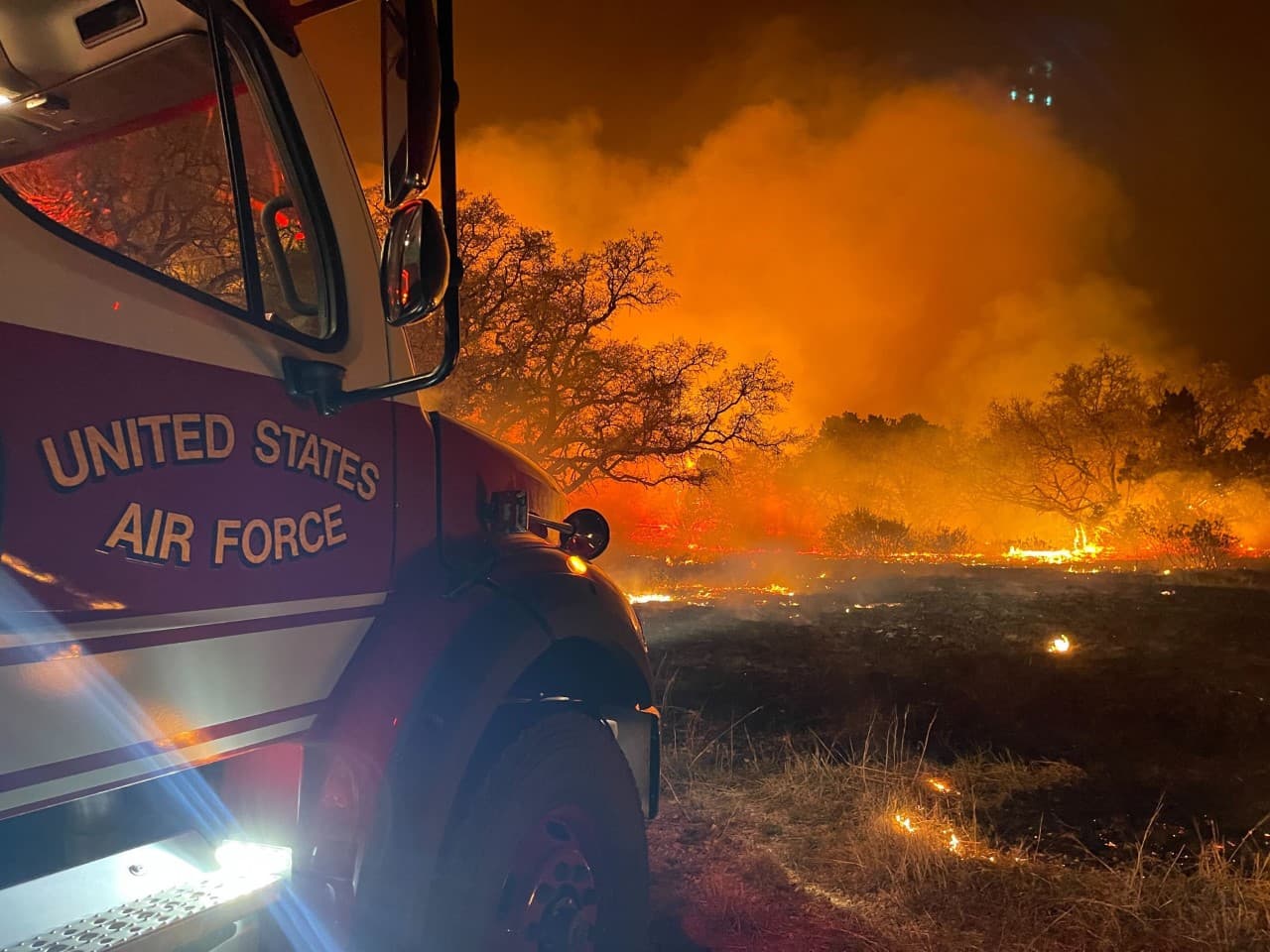Incendio forestal en Camp Bullis sigue ardiendo; 2,800 acres han sido calcinados