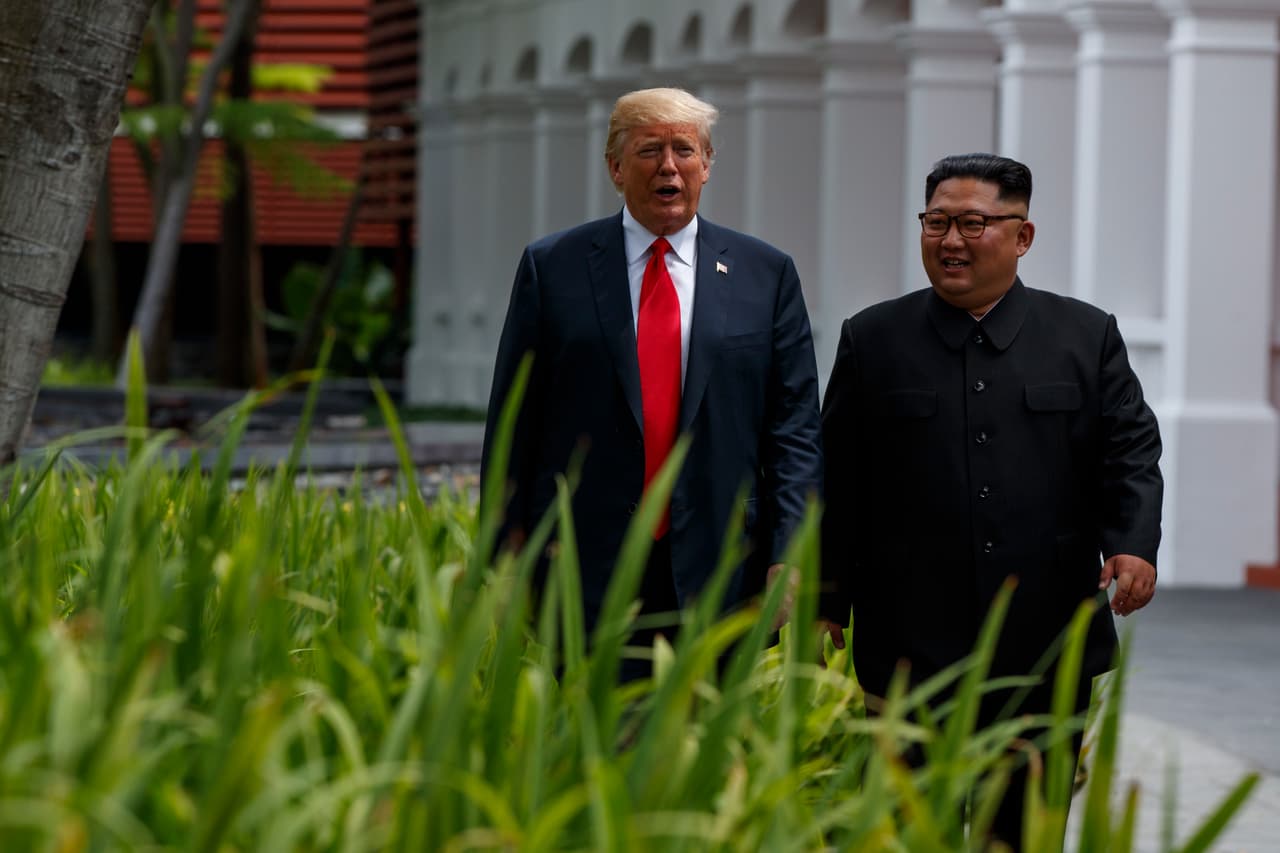 "Un placer conocerle, señor presidente": así fue el apretón de manos histórico entre Donald Trump y Kim Jong Un