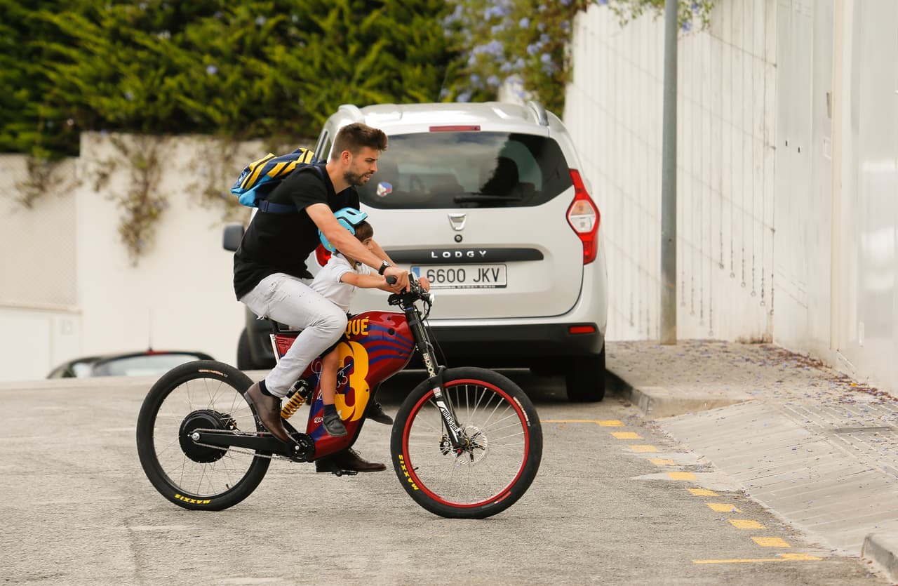 Photo © 2016 Quimi Ortiz/The Grosby Group EXCLUSIVE Barcelona, Sept 22, 2016 Soccer star, Gerard Pique arrives home driving a Barcelona FC customized bicycle after picking up his son Milan from school.