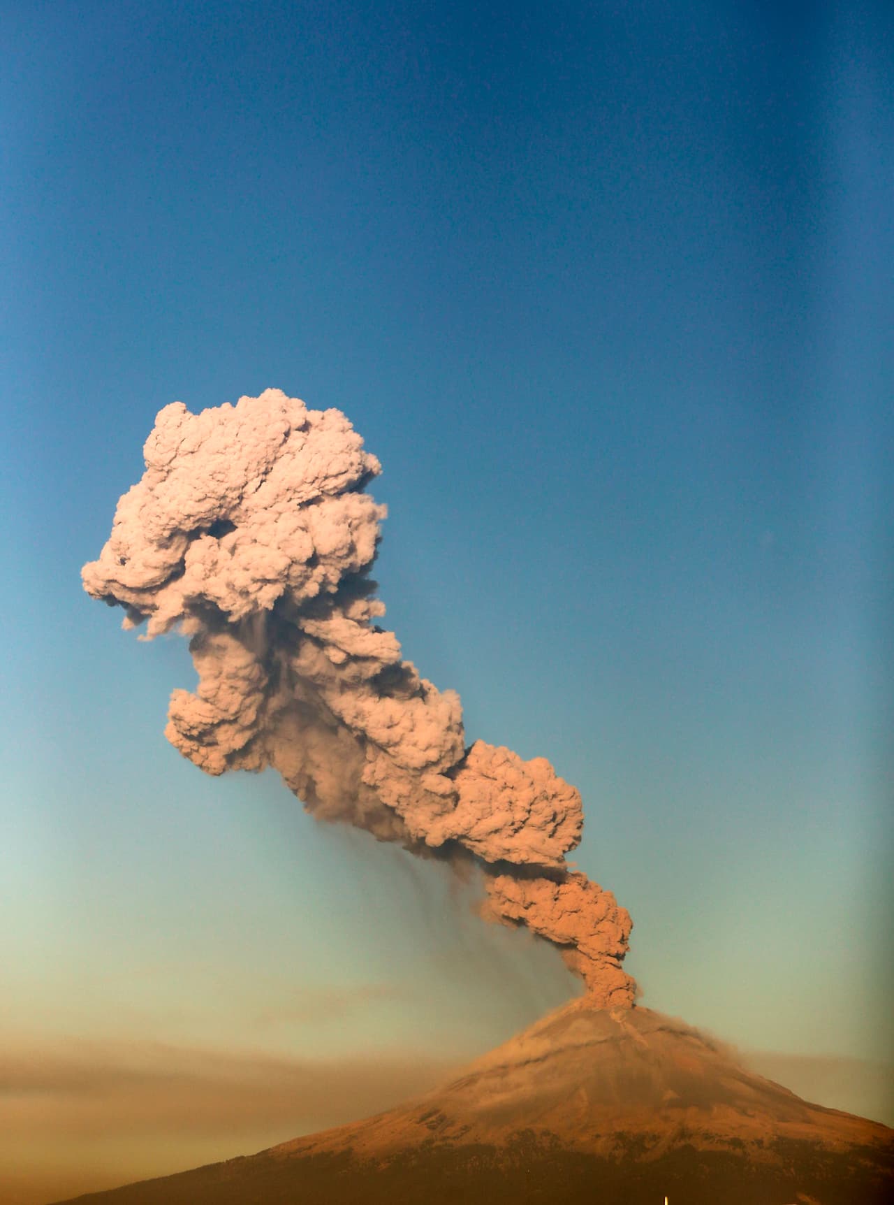 El volcán Popocatépetl, conocido popularmente como 'Don Goyo', incrementó su actividad desde 1994, y las 25 millones de personas que habitan a menos de 100 km del cráter hacen que este sea uno de los volcanes más peligrosos del mundo.