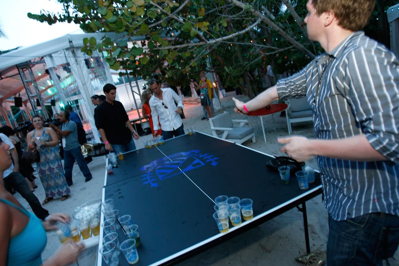 <b>Pong de la cerveza</b>
<br>En este clásico juego universitario los contrincantes lanzan una pelota de ping pong en uno de los diez vasos colocados al otro extremo de una mesa larga. Si aciertan, el adversario bebe el contenido. Jugar una sola ronda basta para notar que la pelotita toca todo tipo de superficies: la mesa, el piso o tierra, las manos de los jugadores y la cerveza. Dawson 
<a href="http://www.inderscienceonline.com/doi/pdf/10.1504/IJFSNPH.2015.067568">descubrió</a> que cada una de esas superficies es fuente de bacterias y que las pelotas transfirieron a la cerveza la mayoría de las bacterias que recolectaron.