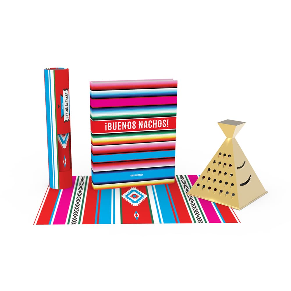 <b>¡Buenos nachos!</b> ¿qué tiene en común Andrew Zimmern, Big Freedia, Bill Hader y Racheal Ray? Sin lugar a dudas, el amor a los nachos y otros antojitos. Estos chefs estrella rinden tributo a los snacks de la gastronomía mexicana tradicional y moderna, a través de 75 recetas y muchos consejos. La edición ¡Buenos nachos! incluye un rayador en forma de pirámide y un mat de silicón para hornear inspirado en el diseño vibrante de los textiles mexicanos. De venta en:
<b><a href="http://www.dovetail.press/"> Dovital </a></b>y 
<a href="http://wandpdesign.com">W&P Design's</a> , $25 dólares. 
<br>