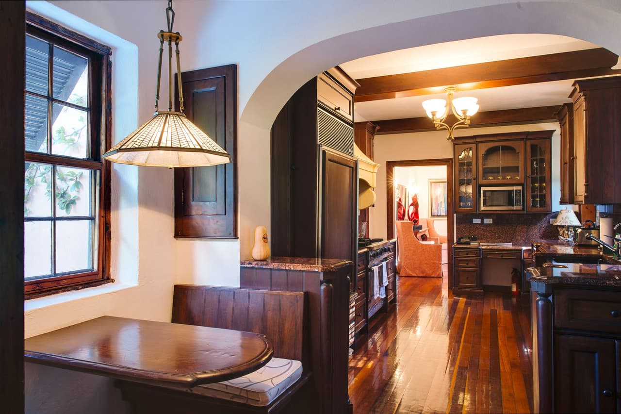 La cocina es acogedora y cuenta con una barra incorporada para comer.
<br>