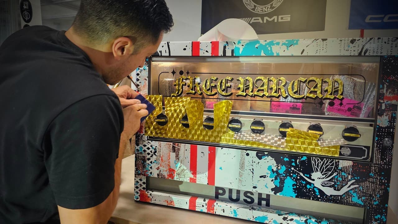 Dallas estrena máquina expendedora de Narcan: Una “salvavidas” gratuita en Deep Ellum