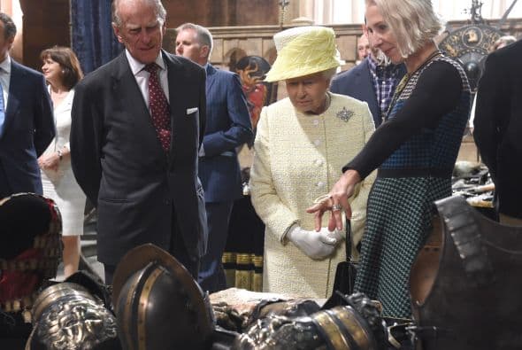 Los creadores de "Game of Thrones" David Benioff y Dan Weiss escoltaron a la monarca por la armería, los hangares de vestuario y amplios escenarios construidos especialmente para la serie, la mayor producción televisiva que se haya montado en Europa.