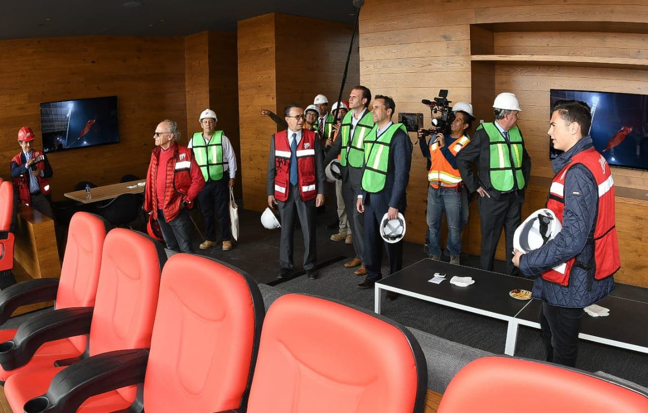 Al concluir el recorrido los directivos de MLB y los Diablos Rojos del México, sostuvieron una junta en la cual se trataron varios topicos relacionados con el desarrollo del béisbol.