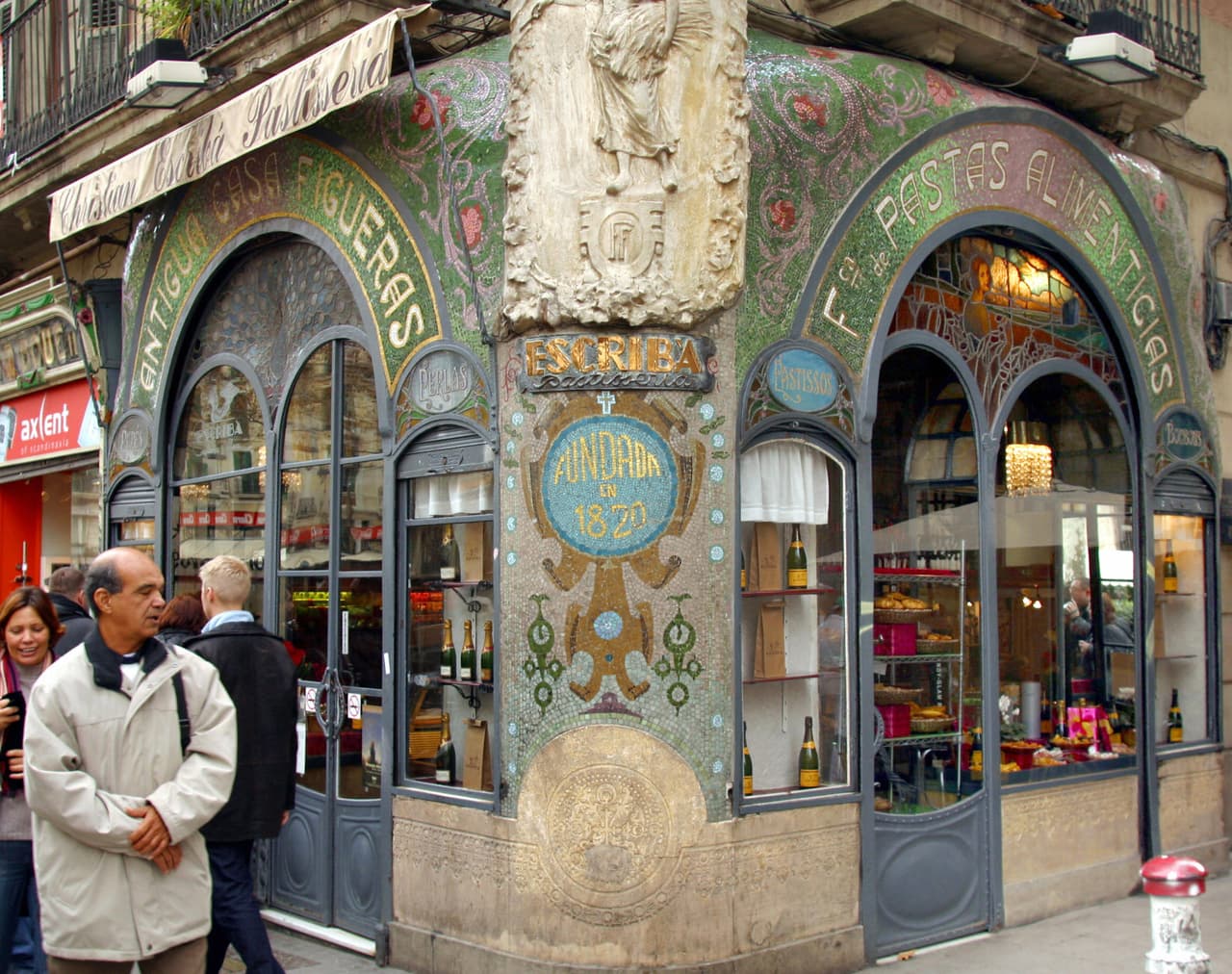 Lleno de restaurantes y edificios que han sido testigos de las tranformaciones de la ciudad, en La Rambla está también, en el edificio del Teatro Poliorama, 
<b>el reloj que marcó la “hora oficial de la ciudad”</b>. El edificio era la sede de la Real Academia de la Ciencia y las Artes de Barcelona y su reloj comenzó a dar las horas en 1.886 cuando las referencias horarias se limitaban al sol y al sonido de las campanas.
