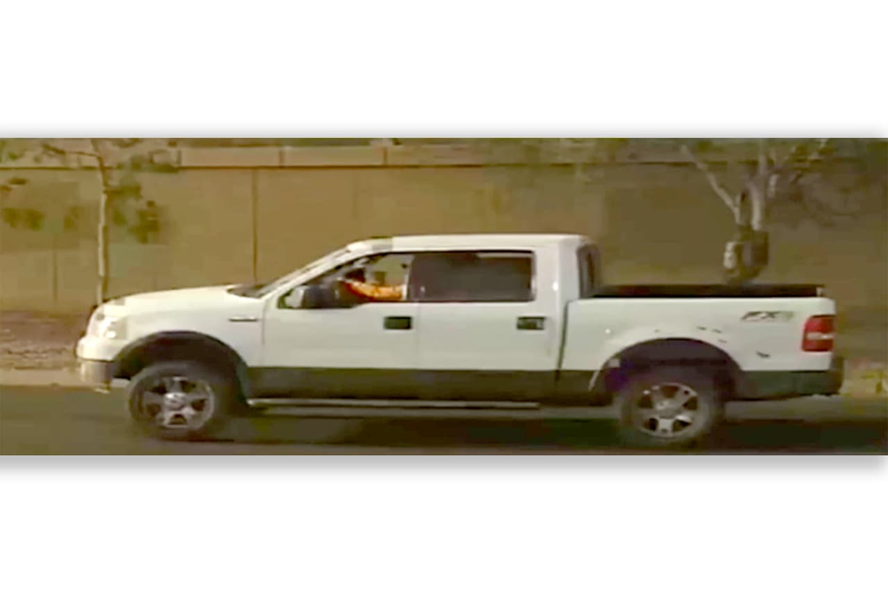Cámaras de seguridad captaron el vehículo del sospechoso, una camioneta Ford F150 blanca de 4 puertas con borde color oscuro en la parte inferior.