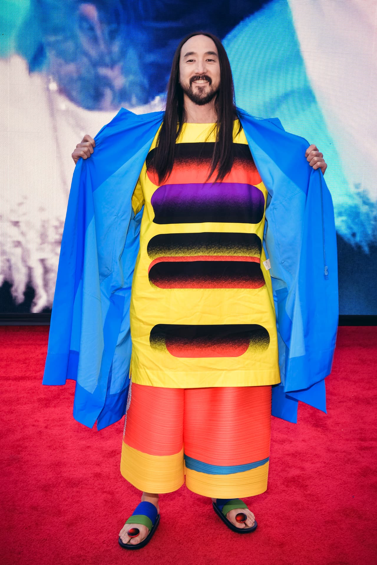 Otro que decidió desafiar al clima fue el DJ y productor estadounidense Steve Aoki, quien eligió unas coloridas sandalias para caminar por la alfombra roja... dejando sus dedos a la intemperie.