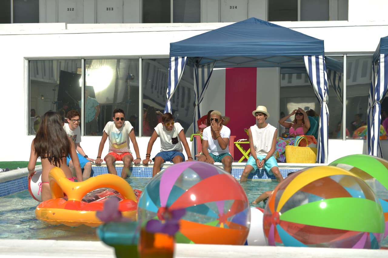 Los chicos de La Banda se 'pelearon' por una chica durante la grabación del video 'Shut Up And Dance'. Este video fue la primera vez de Sebastián besando a una chica. OMG! ¿Hizo bien la chica al escoger a Sebastián?