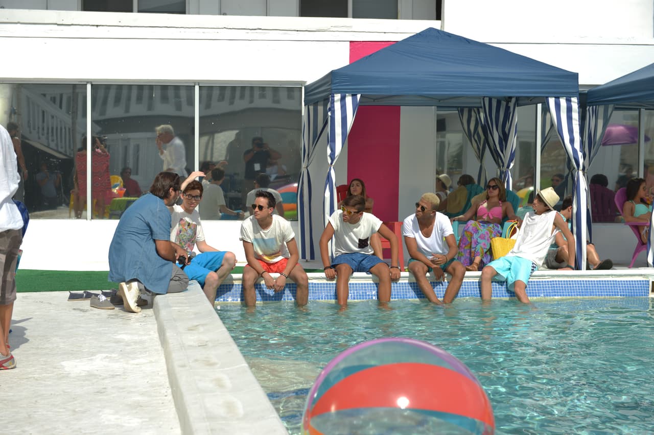 Los chicos de La Banda se 'pelearon' por una chica durante la grabación del video 'Shut Up And Dance'. Este video fue la primera vez de Sebastián besando a una chica. OMG! ¿Hizo bien la chica al escoger a Sebastián?
