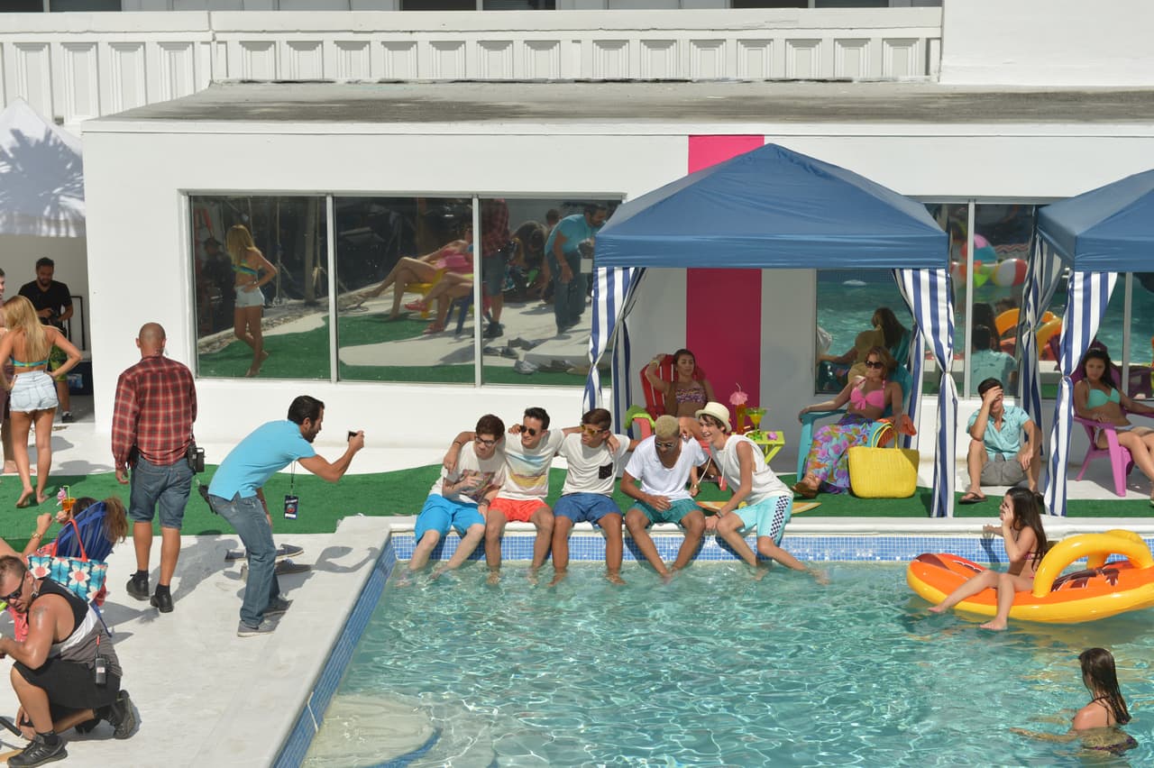 Los chicos de La Banda se 'pelearon' por una chica durante la grabación del video 'Shut Up And Dance'. Este video fue la primera vez de Sebastián besando a una chica. OMG! ¿Hizo bien la chica al escoger a Sebastián?