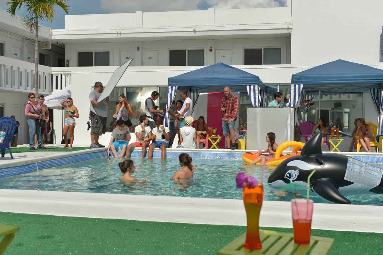 Los chicos de La Banda se 'pelearon' por una chica durante la grabación del video 'Shut Up And Dance'. Este video fue la primera vez de Sebastián besando a una chica. OMG! ¿Hizo bien la chica al escoger a Sebastián?