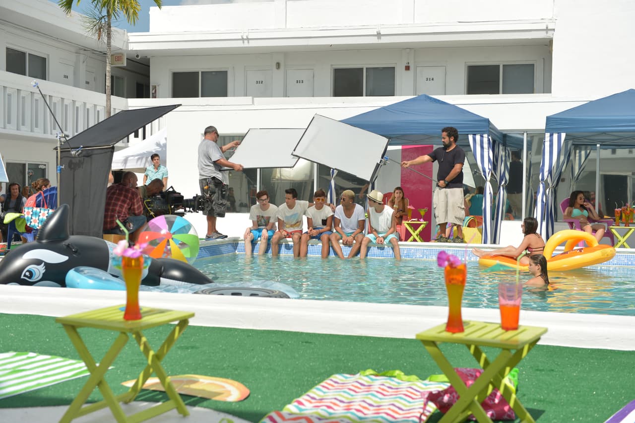 Los chicos de La Banda se 'pelearon' por una chica durante la grabación del video 'Shut Up And Dance'. Este video fue la primera vez de Sebastián besando a una chica. OMG! ¿Hizo bien la chica al escoger a Sebastián?