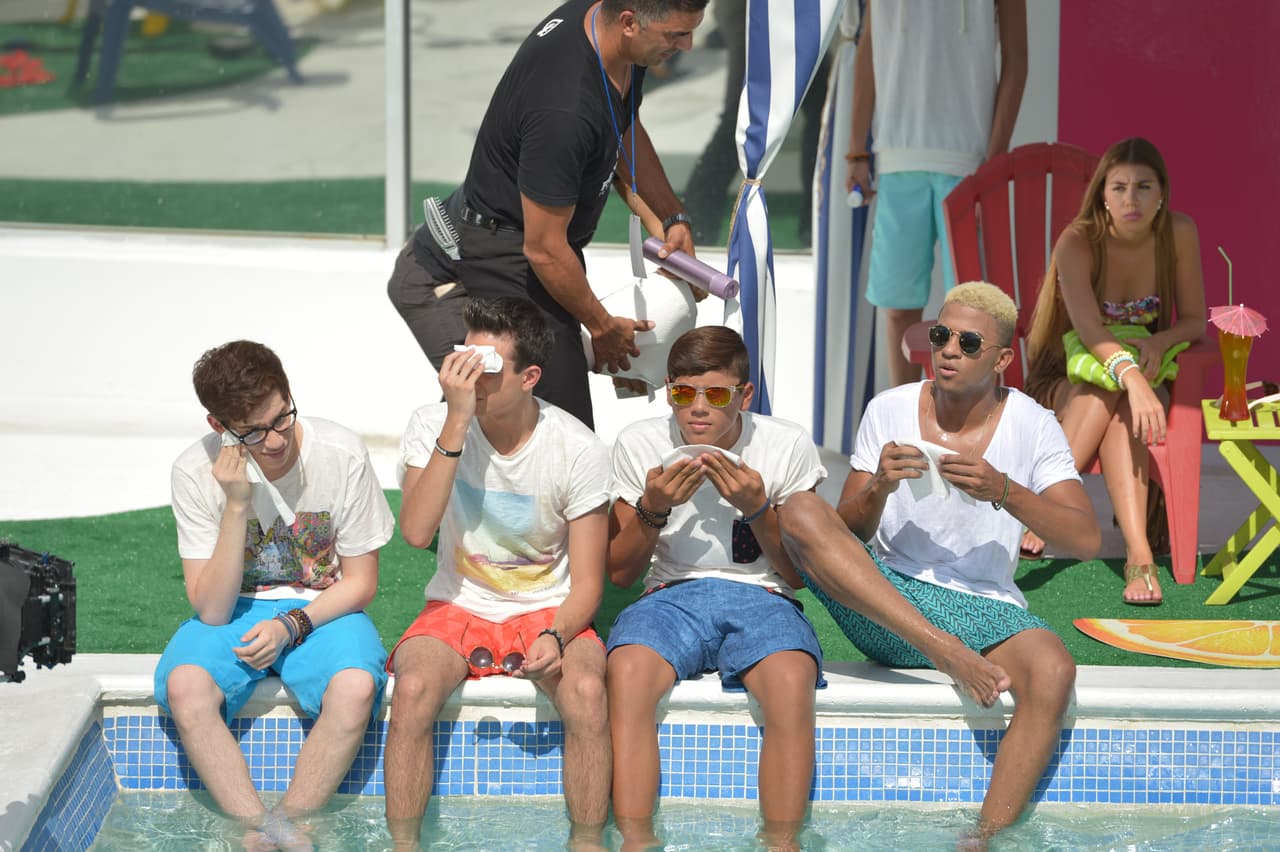 Los chicos de La Banda se 'pelearon' por una chica durante la grabación del video 'Shut Up And Dance'. Este video fue la primera vez de Sebastián besando a una chica. OMG! ¿Hizo bien la chica al escoger a Sebastián?