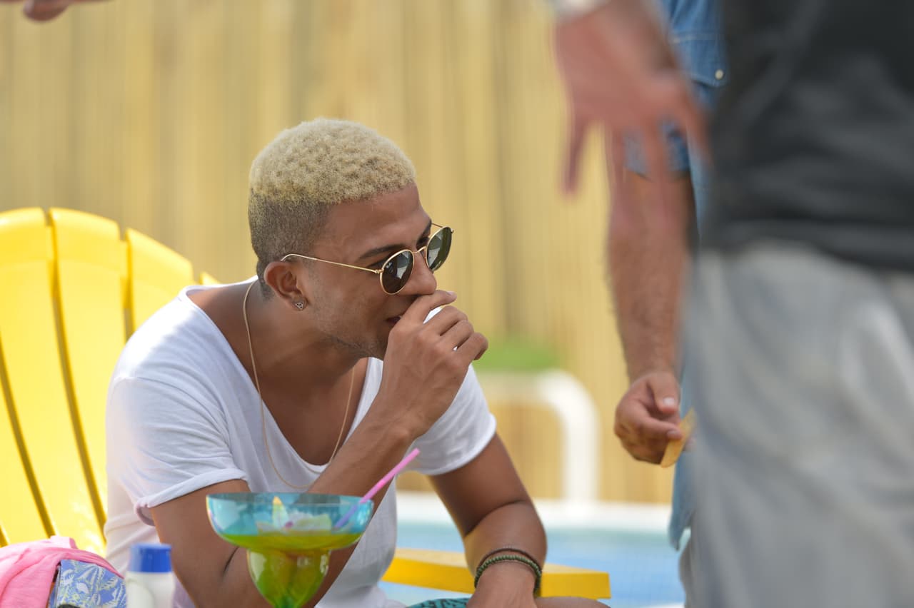 Los chicos de La Banda se 'pelearon' por una chica durante la grabación del video 'Shut Up And Dance'. Este video fue la primera vez de Sebastián besando a una chica. OMG! ¿Hizo bien la chica al escoger a Sebastián?